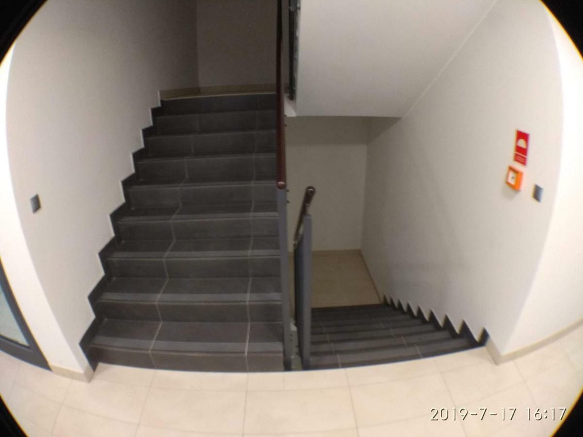 1120 Smialego 41 - Tanie Pokoje W Apartamencie - Samodzielne Zameldowanie - Self Check In Poznan Exterior foto