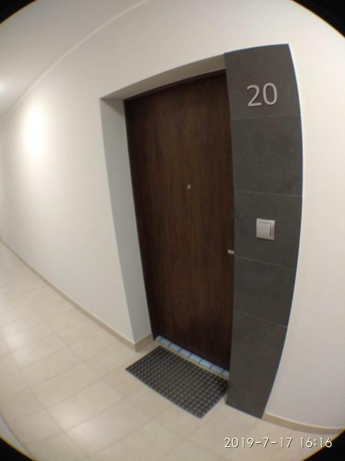 1120 Smialego 41 - Tanie Pokoje W Apartamencie - Samodzielne Zameldowanie - Self Check In Poznan Exterior foto